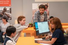 Clifford-de-Grote-Rode-Hond_st_13_jpg_sd-low_Courtesy-Paramount-Pictures