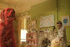 Clifford-de-Grote-Rode-Hond_st_4_jpg_sd-low_Courtesy-Paramount-Pictures